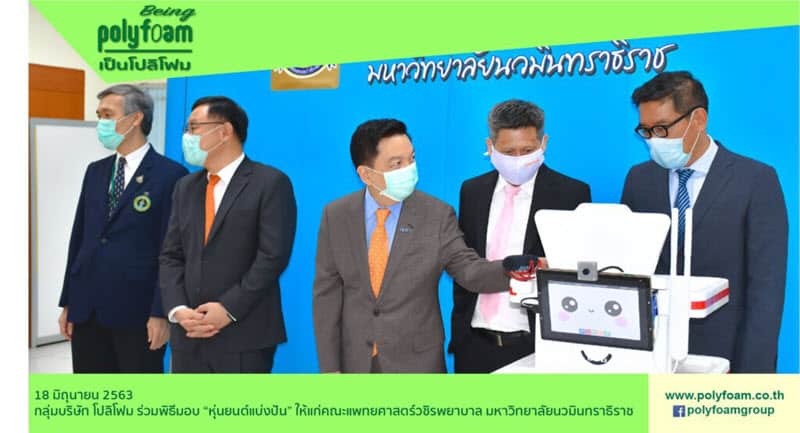 ผู้บริหารพิจารณาการทำงานของหุ่นยนต์ IRAPs SHaRE-aGIVeR ในพิธีส่งมอบ