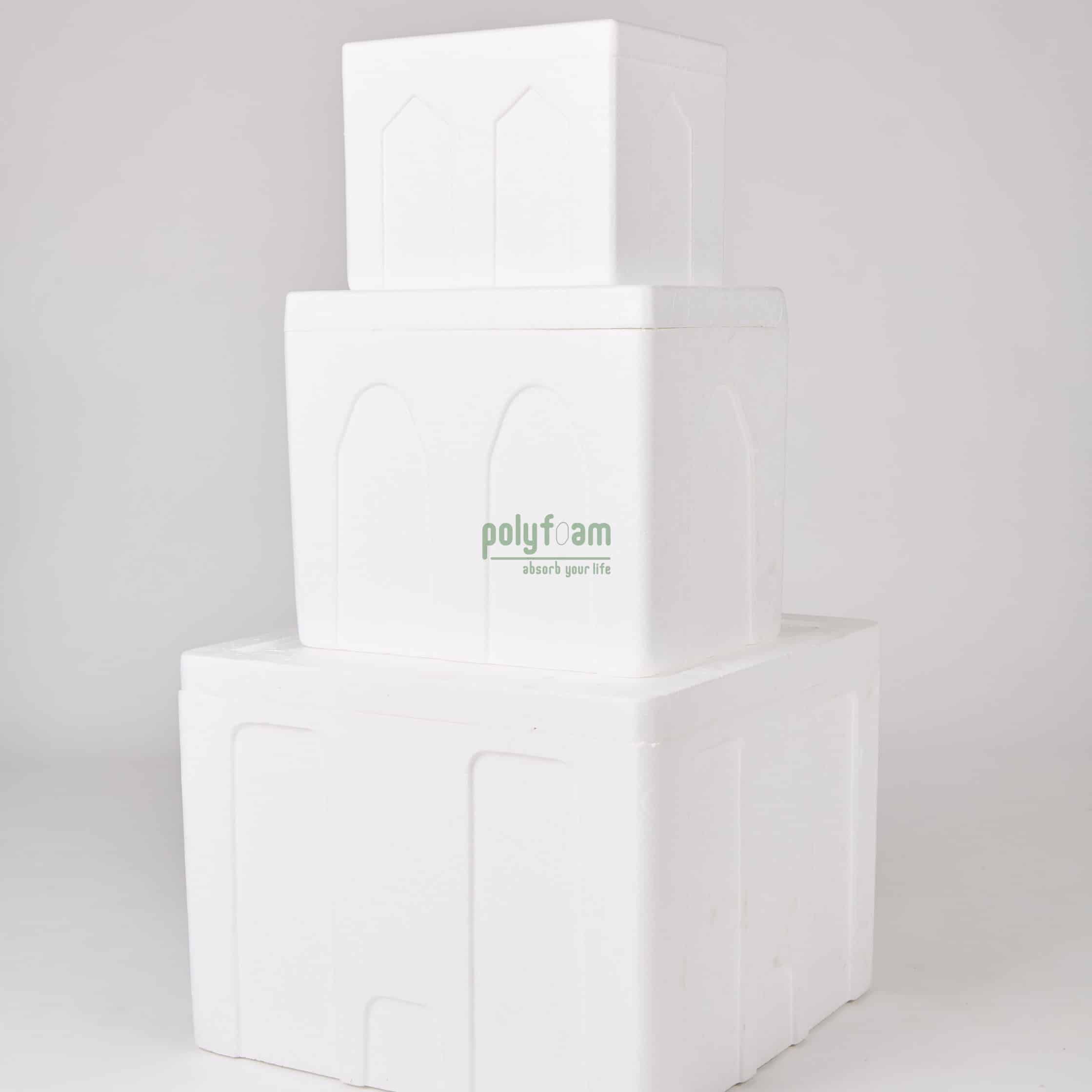 กล่องโฟมสีขาวสามขนาดวางซ้อนกัน มีโลโก้ polyfoam ตรงกลาง
